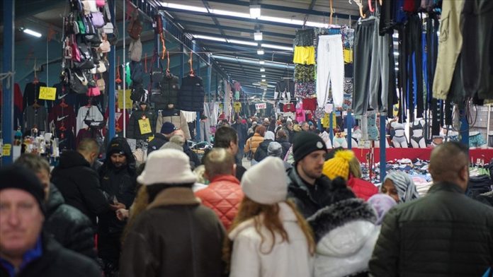 Bulgar ve Yunan turistler Noel alışverişini yaptığı Edirne